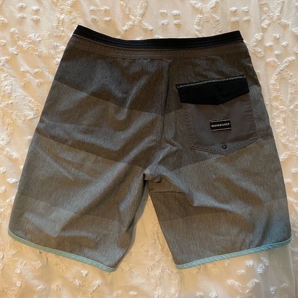Quicksilver Boardshorts - Picture 1 of 2